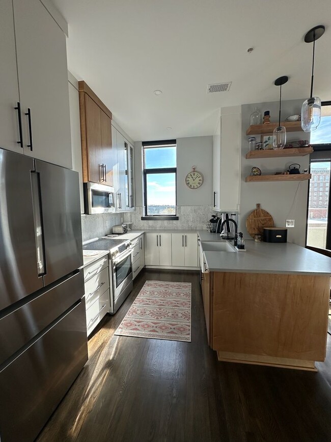 Building Photo - Beautiful 1 Bedroom 1.5 Bath Condo in down...