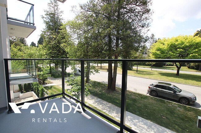 Photo du bâtiment - Savoy At Queen Elizabeth Park Apartment Re...