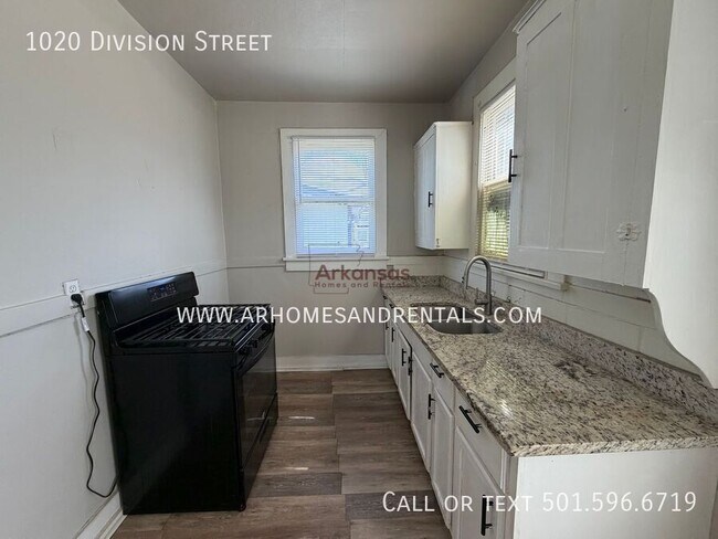 Building Photo - 1020 Division St