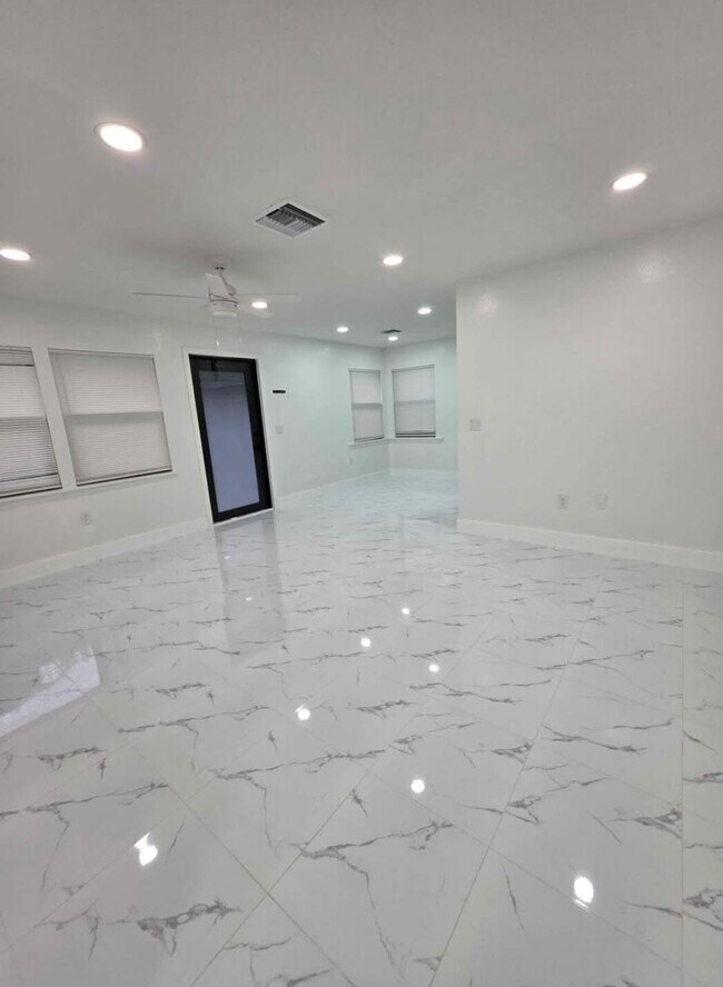 Foto del edificio - 4776 Carver St