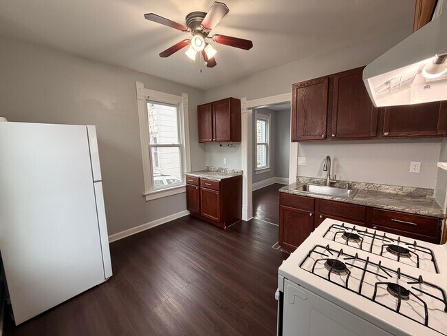 Foto del edificio - Modern Spacious 2+ Bedroom Lower Unit