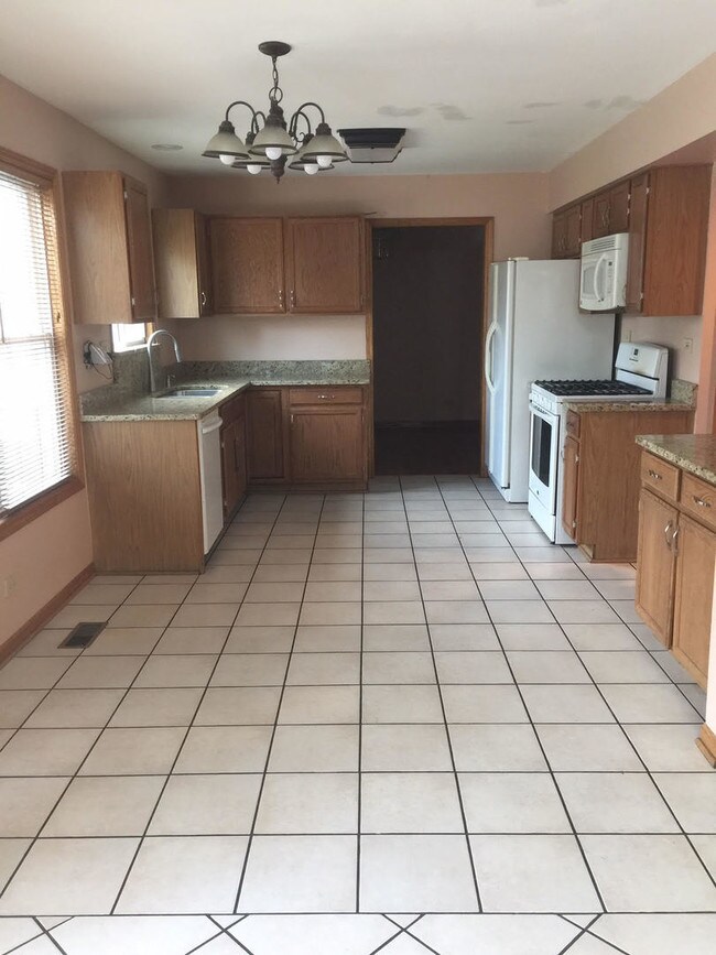 Building Photo - 1223 Trinity Dr