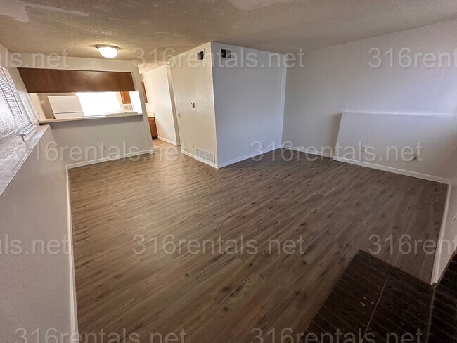 Building Photo - $895 - 2 bed 1.5 bath beautiful bi-level a...