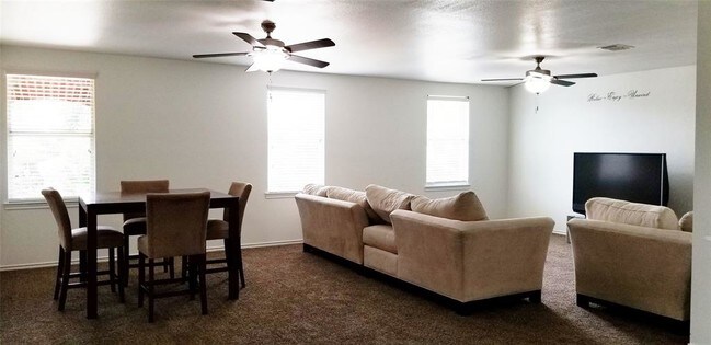 Foto del edificio - 13000 Cowper Dr