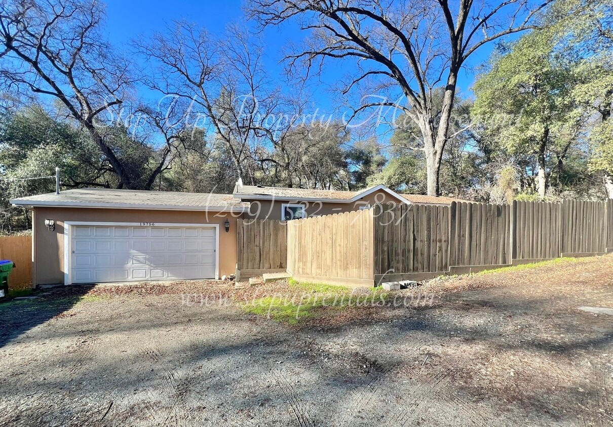 Primary Photo - Conveniently located 3 Bedroom 2 Bathroom ...