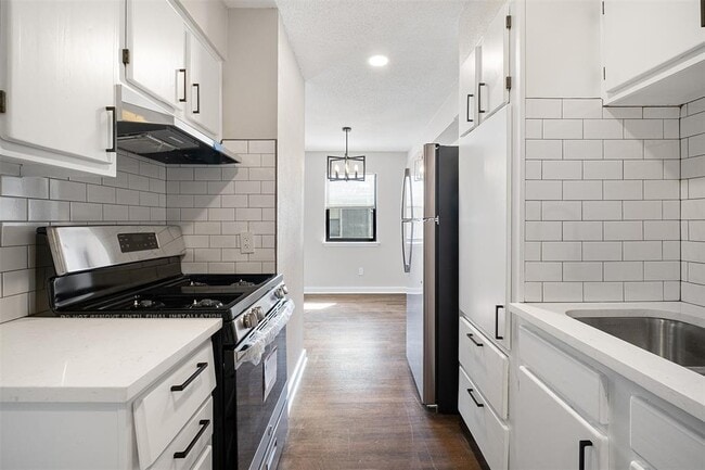 Building Photo - 200 Concho St