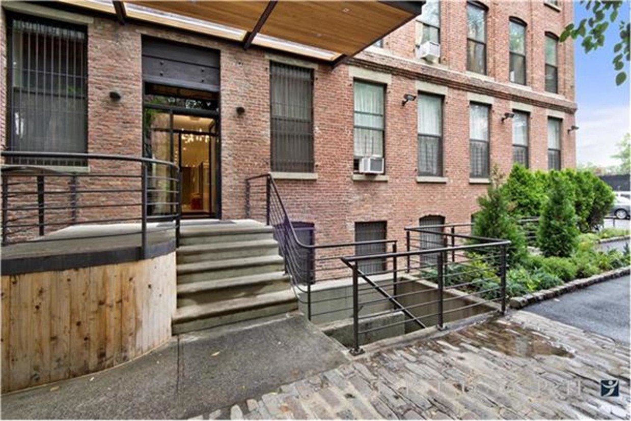 Foto del edificio - 139 Emerson Place