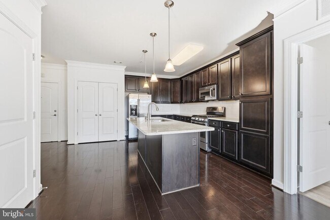 Foto del edificio - 13723 Neil Armstrong Ave