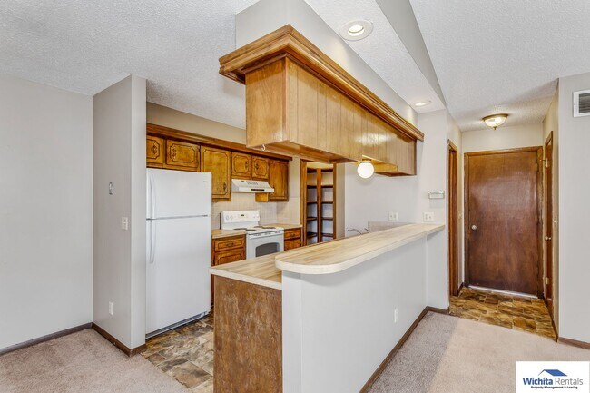 Foto del edificio - ** 2 BEDROOM BI-LEVEL DUPLEX** SE Wichita