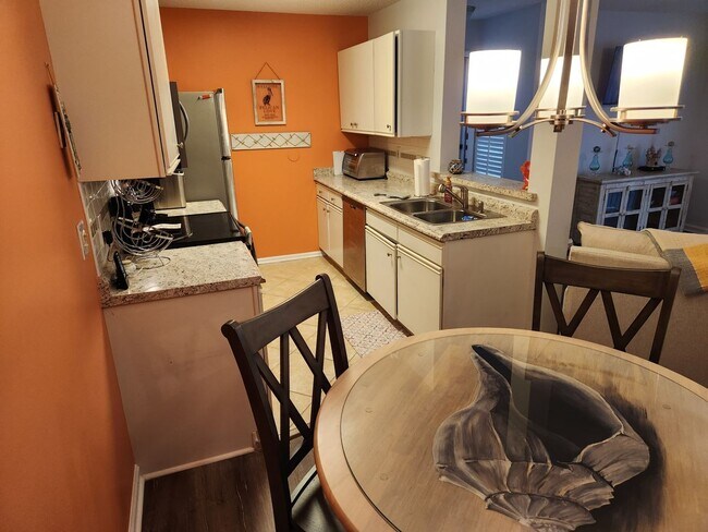 Foto del edificio - South Bay Lakes 2-Bedroom, 2-Bathroom Condo