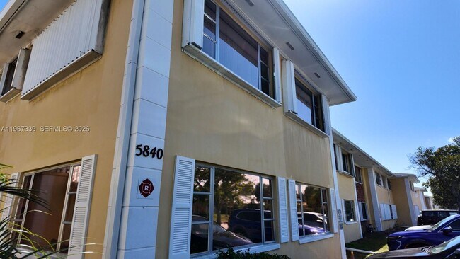 Foto del edificio - 5840 NE 22nd Way