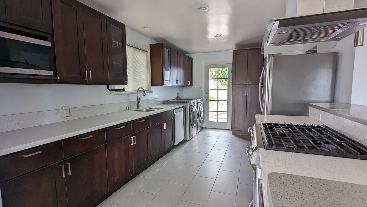 Foto principal - 1638 S Curson Ave