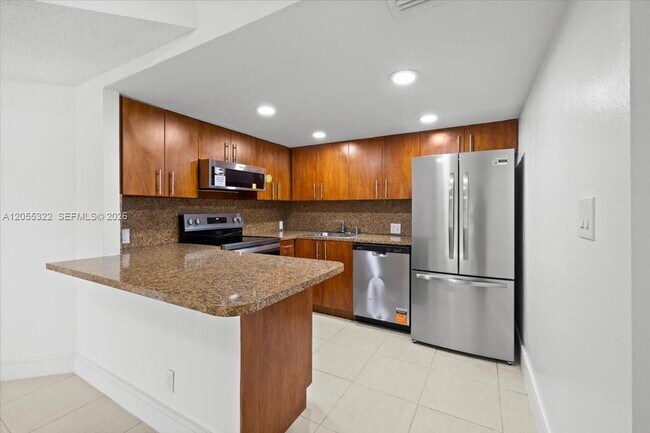 Foto del edificio - 8290 Lake Dr