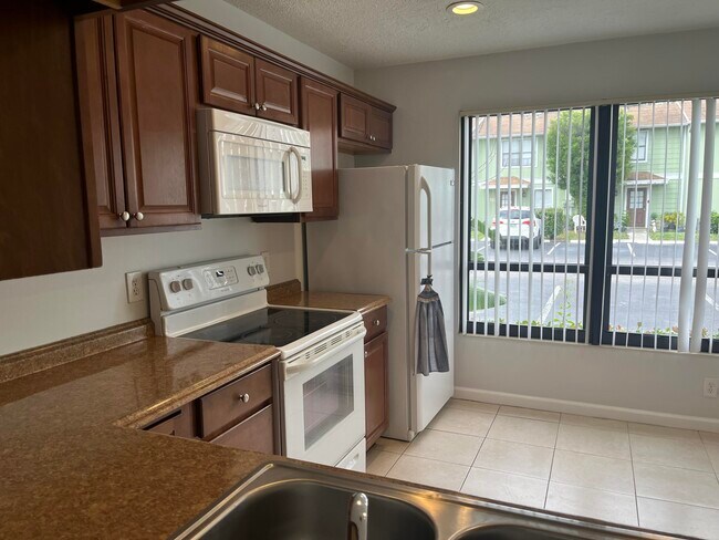 Building Photo - 796 Hill Dr