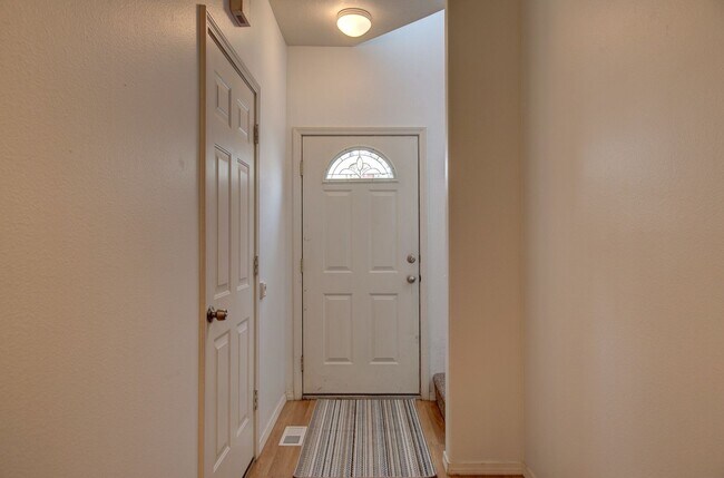 Building Photo - Beaverton Townhome-3/2.5-Garage