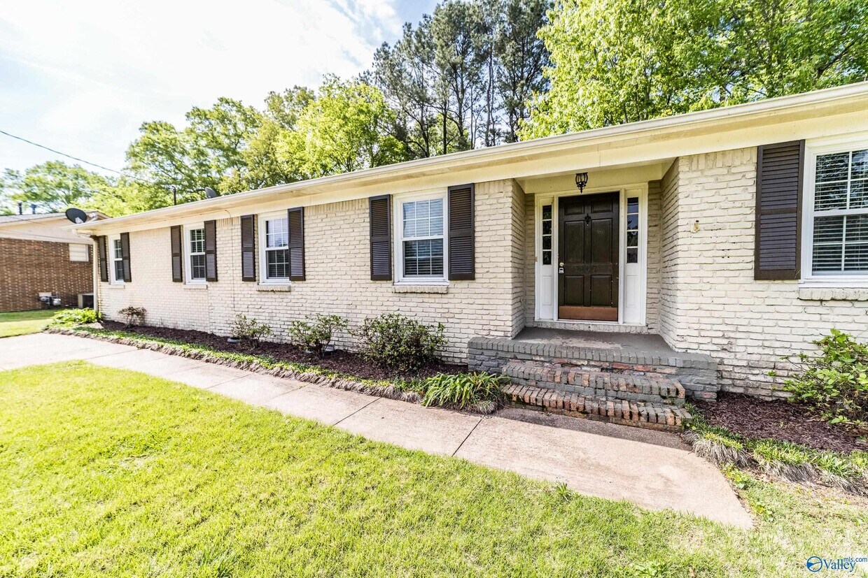Primary Photo - 2107 Edinburgh Dr SW