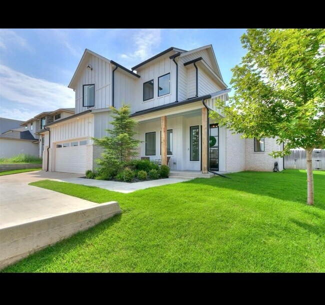 Foto del edificio - Gated Community - Beautiful, Spacious Home...