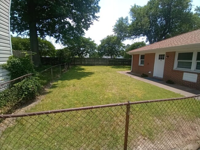 Building Photo - 223 Woodview Ave