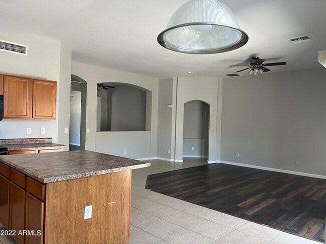 Building Photo - 511 E Kent Ave