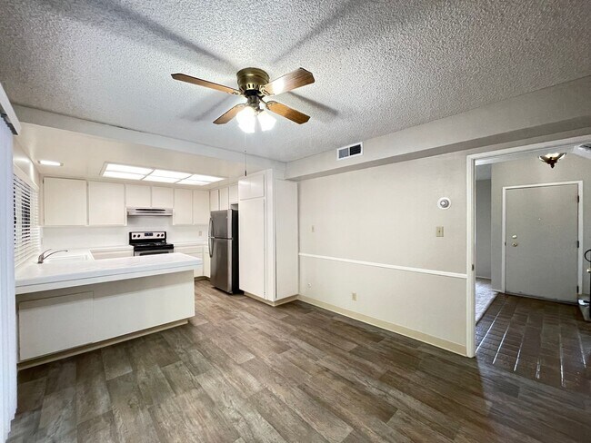 Foto del edificio - 6531 Lake Park Dr