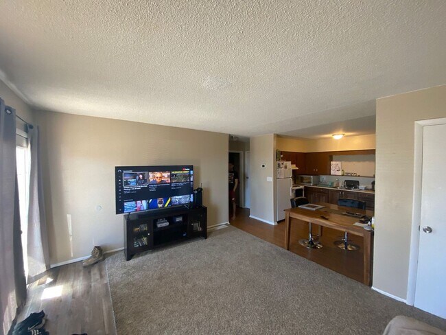 Foto del edificio - Cute 3 Bedroom Fourplex on Sunny Lane