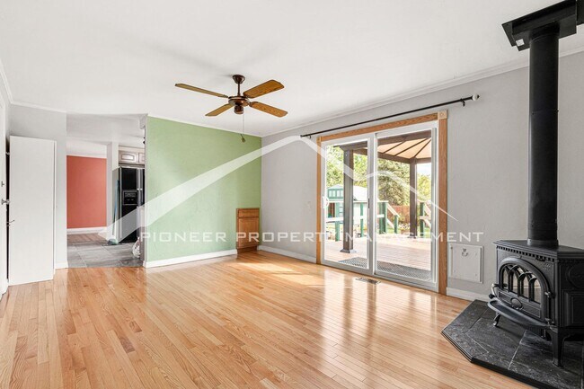 Foto del edificio - Beautiful Home with Fenced Back Yard and A...