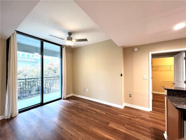 Foto del edificio - 3040 Peachtree Rd NW
