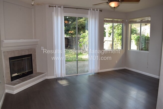 Building Photo - Lovely 4 Bedroom Home in Great Neighborhood