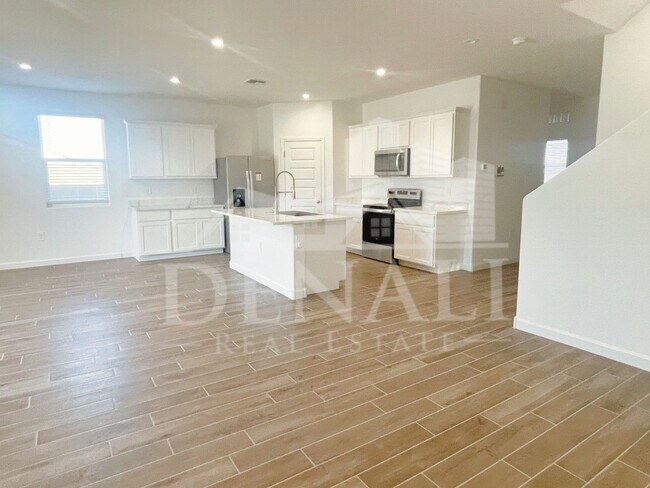 Building Photo - 2760 W Stradling Ave
