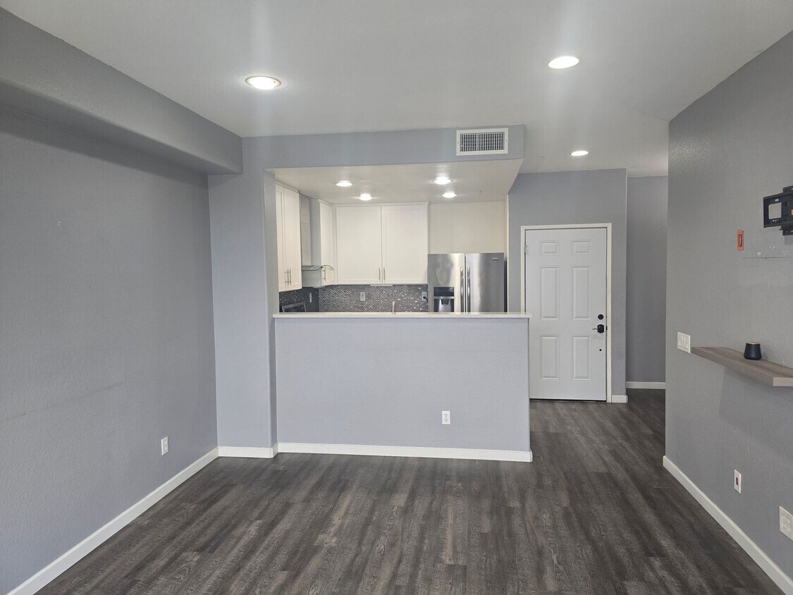 Primary Photo - Large 2 Bed 2 Bath Condo in Chula Vista