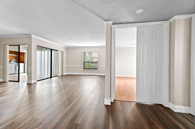 Foto del edificio - 3757 Cocoplum Cir