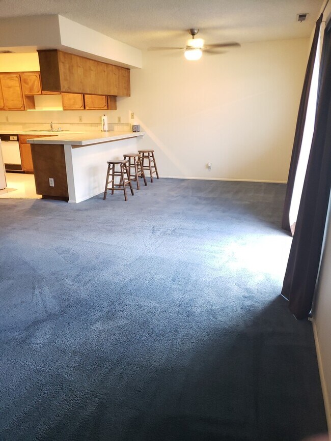 Building Photo - Spacious Two Bedroom/Two Bath