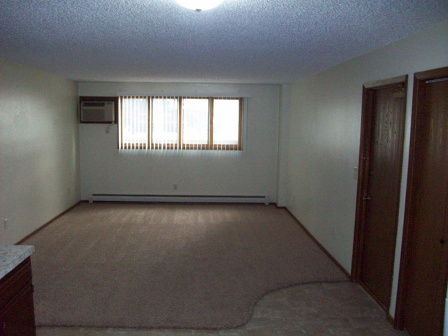 Building Photo - 2208 E Divide Ave