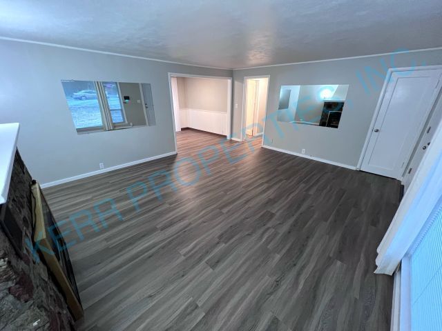 Building Photo - 3 Bd / 1 Bth - Gas Fireplace - Workshop - ...