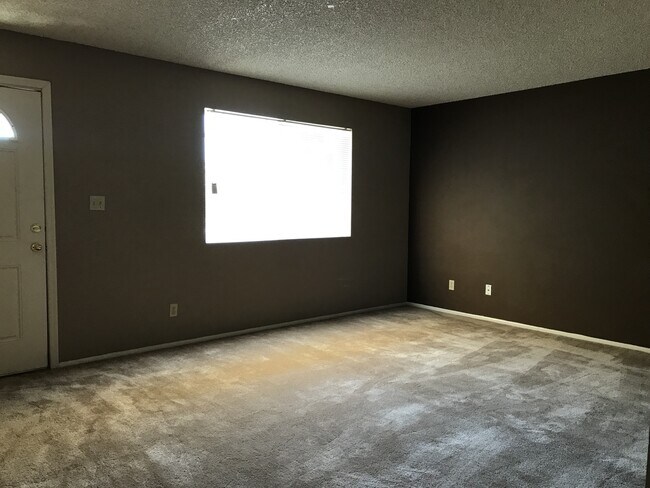 Building Photo - 3 Bed & 2 Bath Single Story House w/Commun...