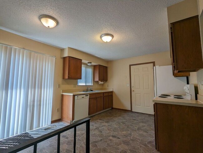 Building Photo - 5851 Meadowhurst Way
