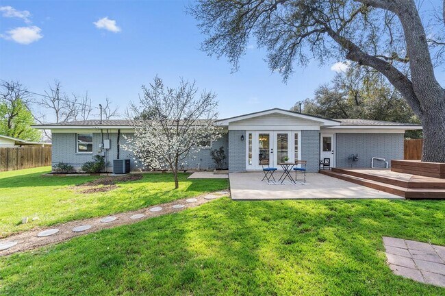 Building Photo - 808 Salem Ln