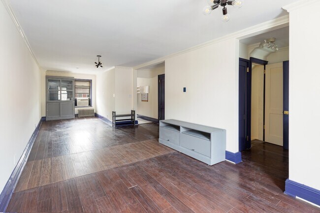 Building Photo - Duplex modern two bedroom, 2 full bath apa...