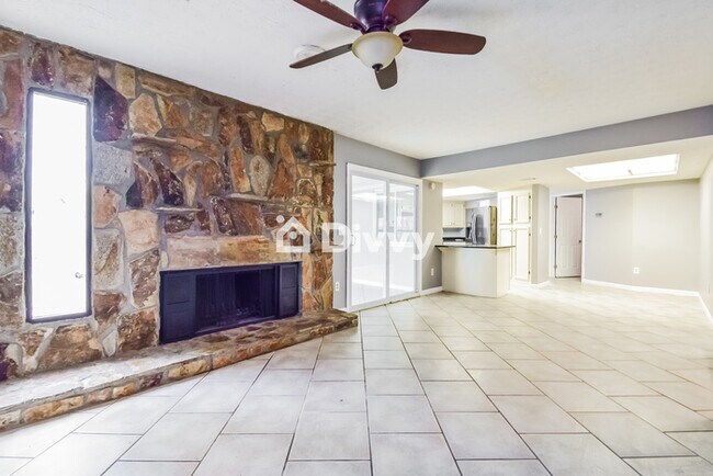 Foto del edificio - 6666 Windwood Cir