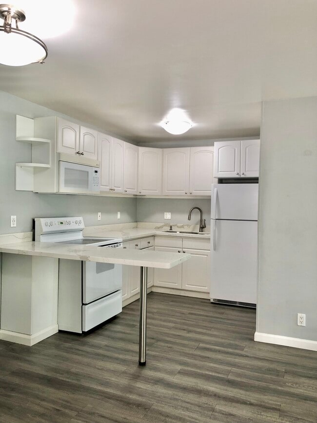 Building Photo - 1806 Cole Ave