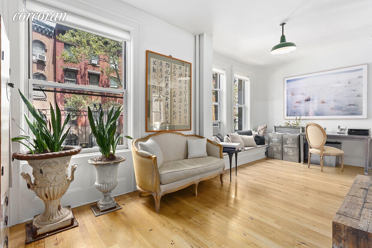 Primary Photo - 210 E 17th St