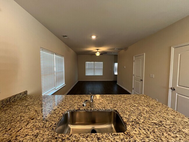 Building Photo - Available Now! 3 Bedroom 2.5 Bathroom End ...