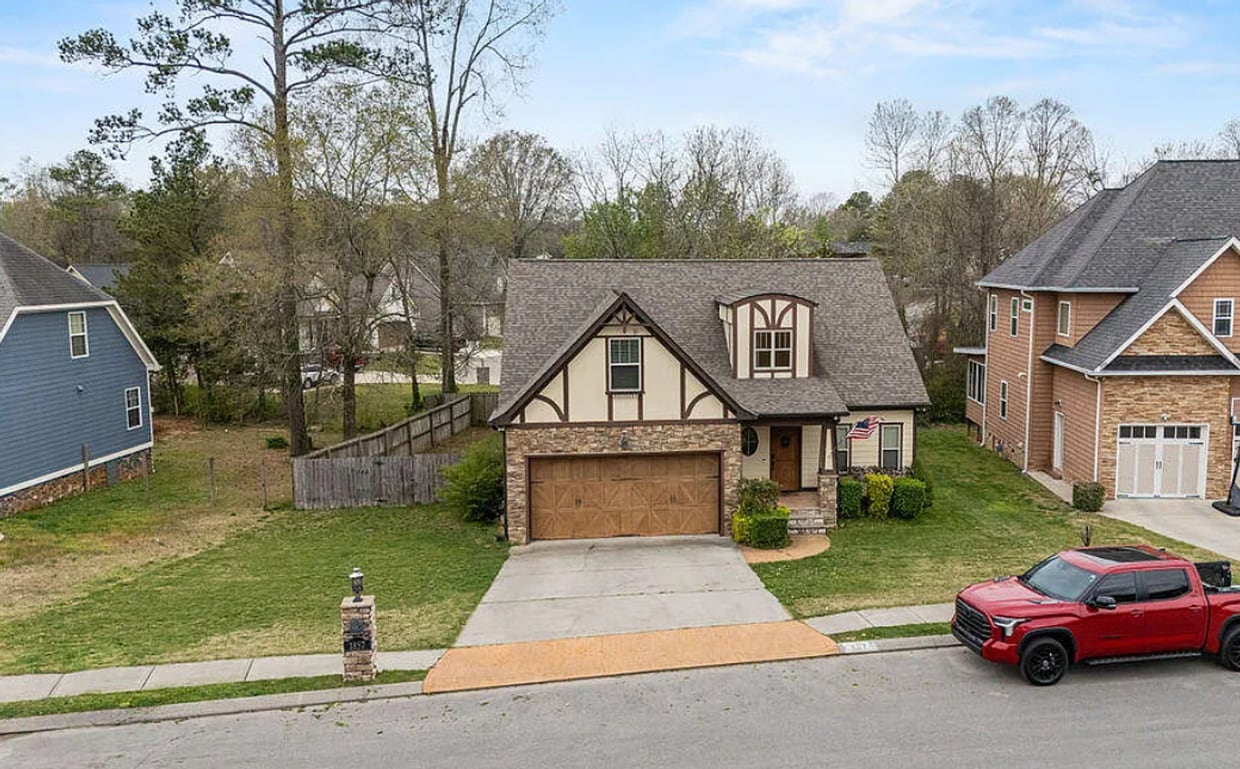 Building Photo - 4 Bedroom with a Fenced in Yard!