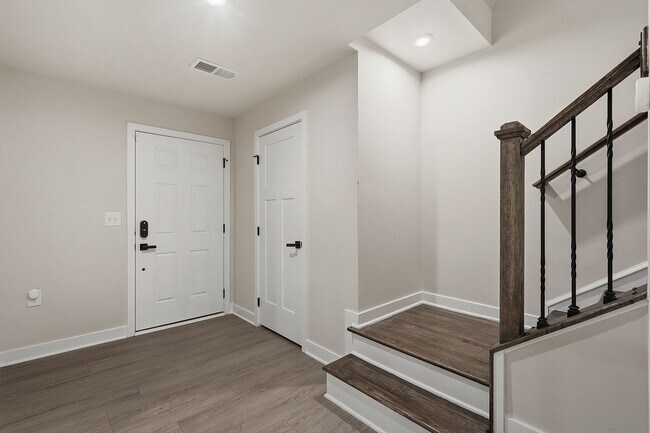 Foto del edificio - BEAUTIFUL TOWNHOME IN A GREAT AMENTIES!