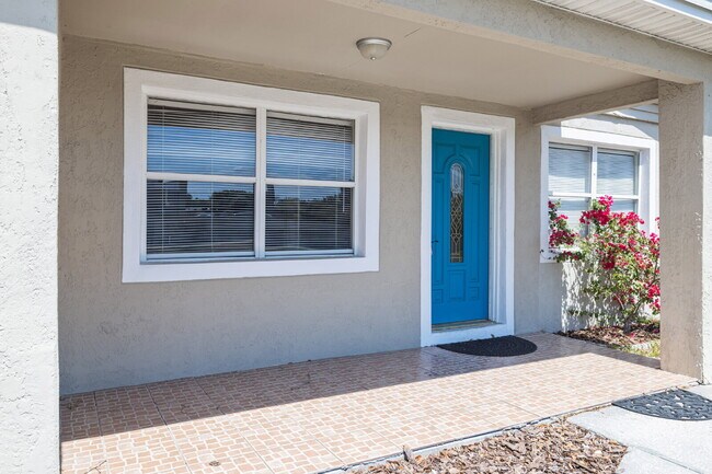 Foto del edificio - "Charming 4-Bedroom Tampa Home with 2 Full Baths and Spacious Layout!"