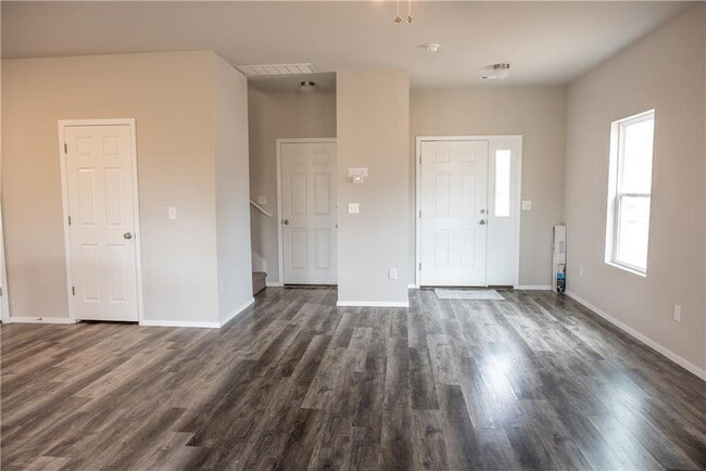 Building Photo - 425 Mayflower Ave