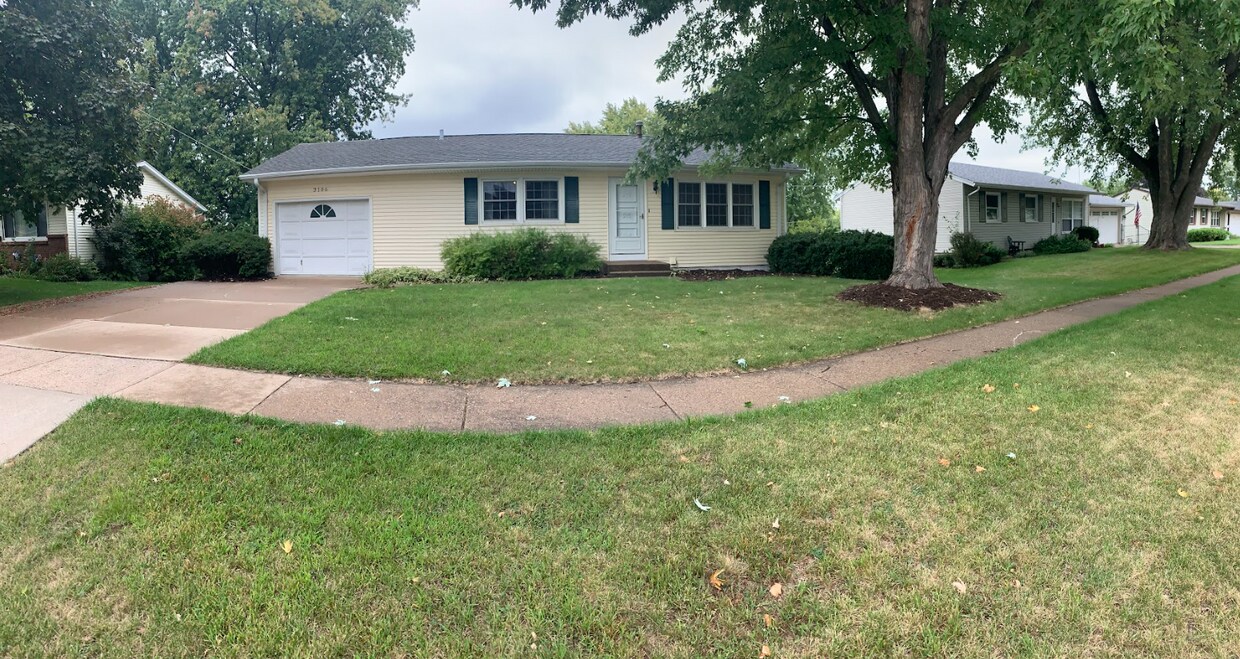 3106 Maplecrest Rd, Bettendorf, IA 52722 House Rental in Bettendorf