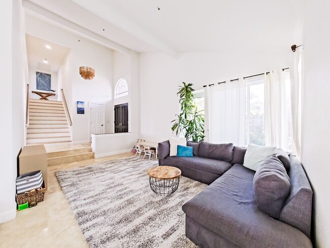 Building Photo - Spectacular 4 bedroom family home with oce...