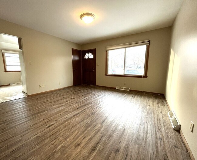 Foto del edificio - 3 Bedroom/1.5 Bath - Single Family Home with GARAGE!