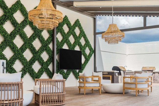 Building Photo - Solomon